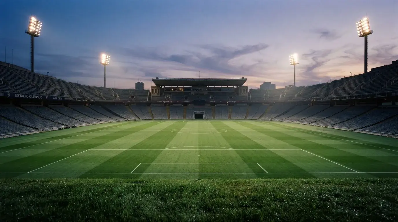 Een leeg voetbalstadion met lichtmasten bij schemering